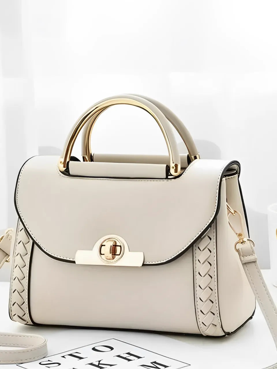 Bolsa Tiracolo Quadrada com Alça de Metal e Detalhes Trançados - July