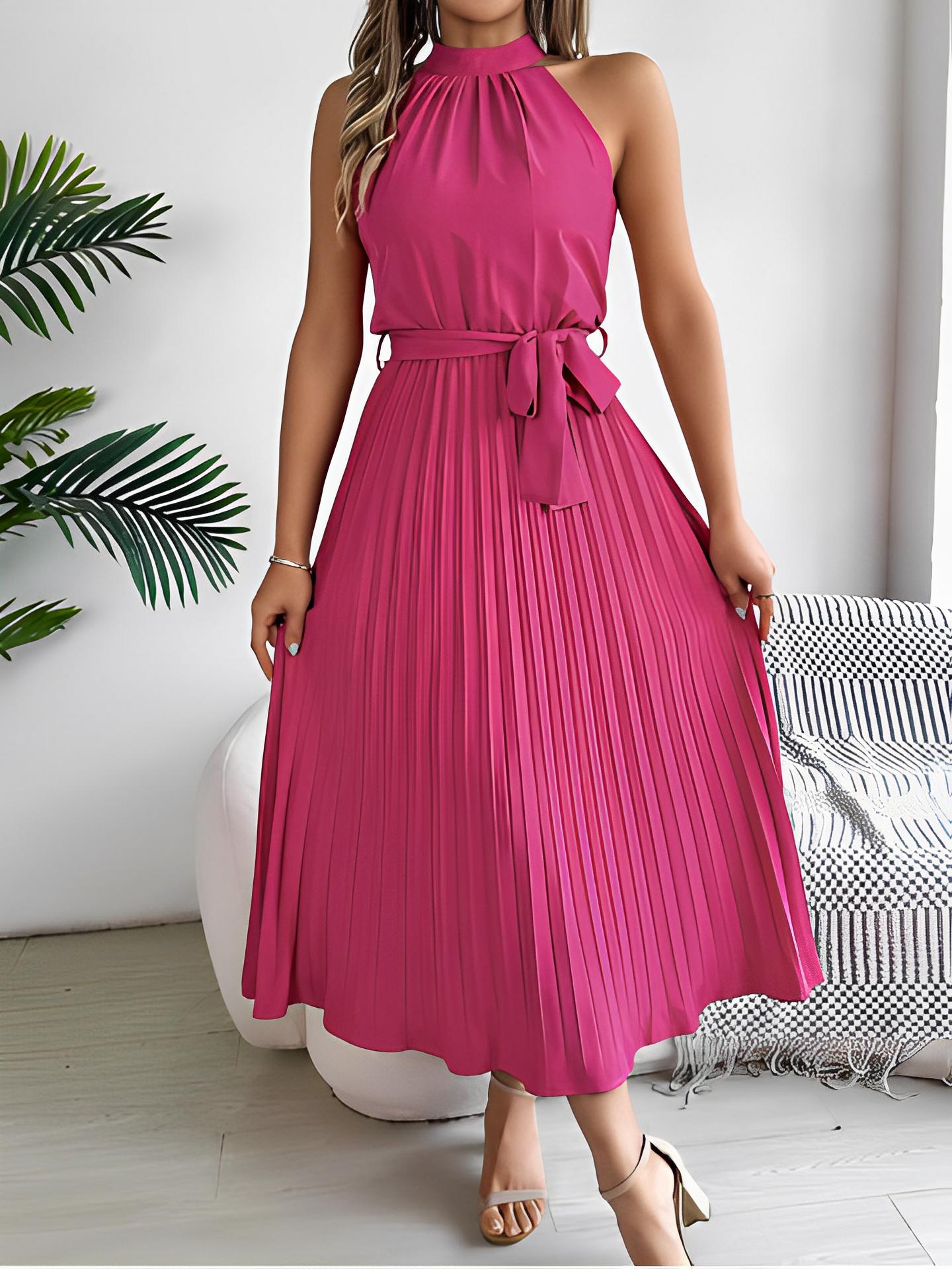 Vestido Midi Plissado com Decote Halter e Faixa Ajustável na Cintura – Dora