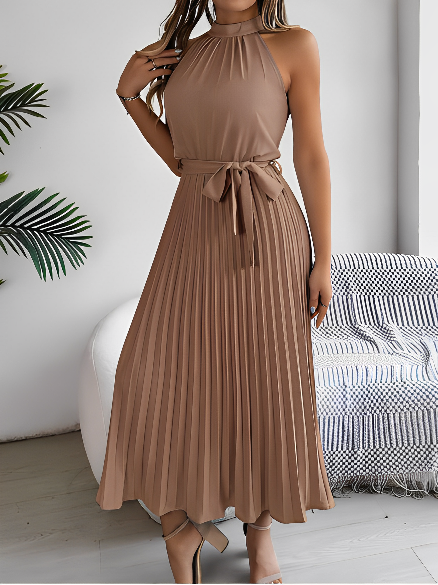 Vestido Midi Plissado com Decote Halter e Faixa Ajustável na Cintura – Dora