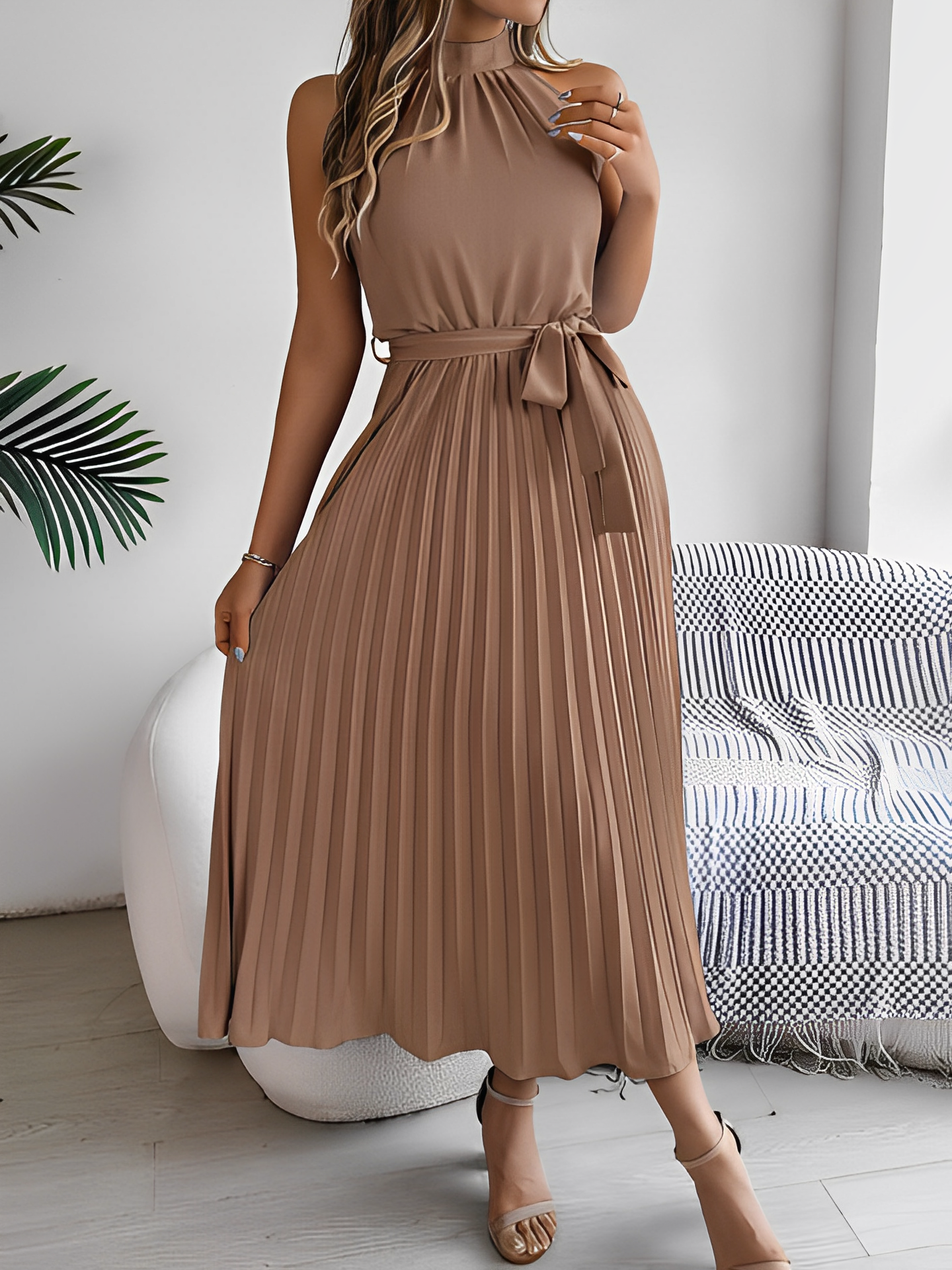 Vestido Midi Plissado com Decote Halter e Faixa Ajustável na Cintura – Dora
